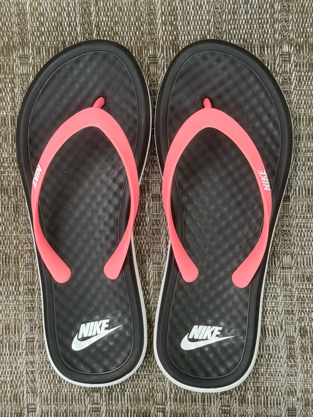 Nike On Deck Flip Flops  Sandals Black/Pink Size 9 Like New!